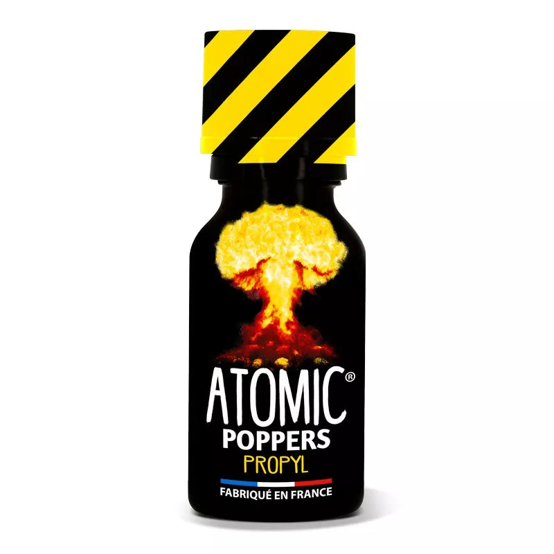 on voit sur un fond blanc un flacon de poppers noir et jaune dont le nom est Atomic poppers. On voit sur le flacon un nuage de bombe atomique jaune.