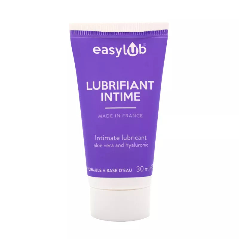 on voit sur un fond blanc un flacon en plastique d'un lubrifiant intime fabriqué en France, le flacon est blanc et violet.