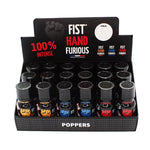 on voit sur un fond blanc un présentoir en carton de poppers dont le nom est Fist Hand Furious. Le carton est noir on voit dedans plusieurs flacons de 3 poppers différents jaune, rouge et bleu.