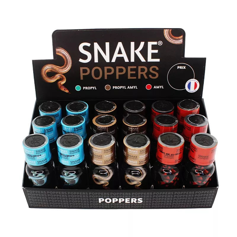 on voit sur un fond blanc un présentoir en carton de poppers. Le carton est noir avec un serpent en photo dessus marron. Il y a plusieurs flacons de poppers à l'intérieur de couleur bleu doré et rouge