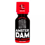 on voit sur un fond blanc un flacon rouge et noir de poppers dont le nom est Amsterdam, le nom est écrit en blanc il y a une image de la ville d'Amsterdam en blanc sur le flacon.