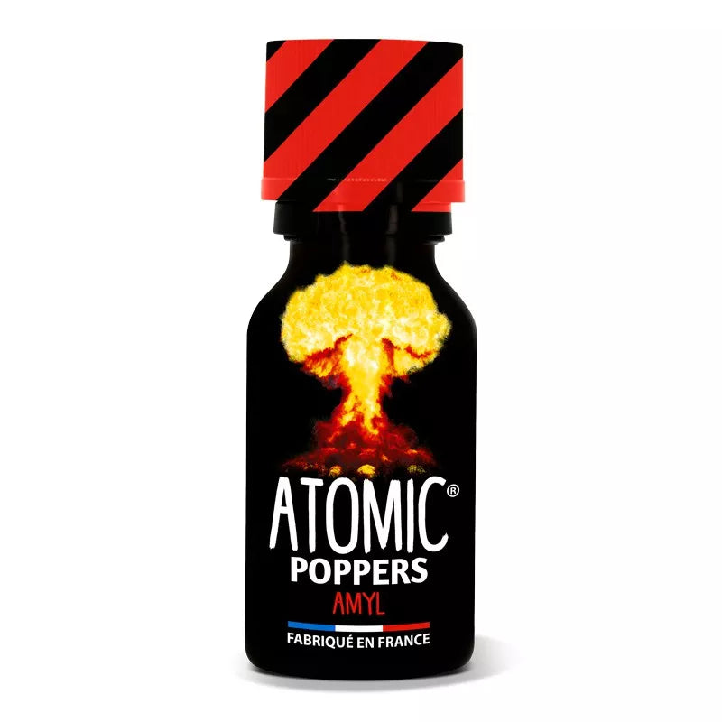 on voit sur un fond blanc un flacon de poppers dont le nom est Atomic poppers. Le flacon est noir avec un bouchon rayé noir et rouge et on voit un champignon atomique sur le flacon.