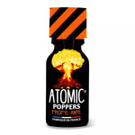 on voit sur un fond blanc un flacon de poppers dont le nom est Atomic poppers, il est fabriqué en France. Le flacon est noir avec un bouchon rayé noir et orange, on voit aussi sur le flacon une photo d'un champignon atomique.
