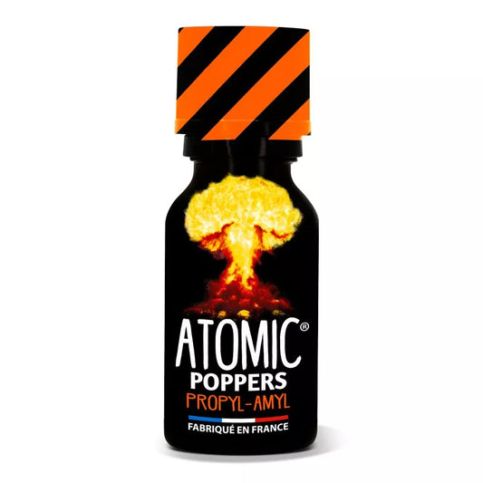 on voit sur un fond blanc un flacon de poppers dont le nom est Atomic poppers, il est fabriqué en France. Le flacon est noir avec un bouchon rayé noir et orange, on voit aussi sur le flacon une photo d'un champignon atomique.