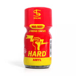 on voit sur un fond blanc un flacon large de poppers rouge avec des écritures jaunes. Le nom est Hard et on voit une main fermée jaune tenant un éclair.
