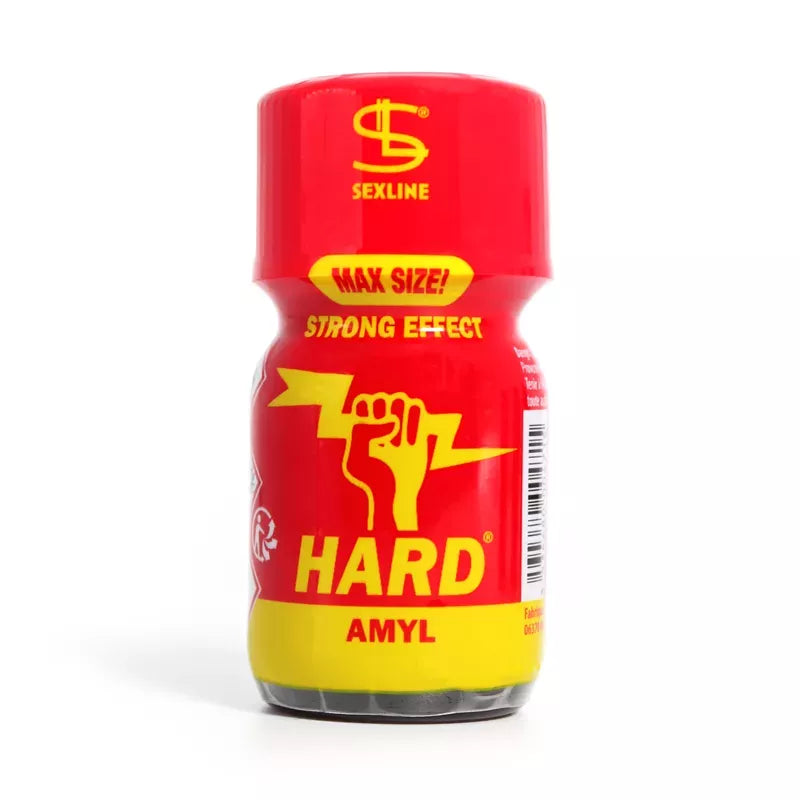 on voit sur un fond blanc un flacon large de poppers rouge avec des écritures jaunes. Le nom est Hard et on voit une main fermée jaune tenant un éclair.