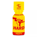 On voit sur un fond blanc un flacon de poppers jaune et rouge dont le nom est Hard. On voit aussi dessiné dessus une main fermée qui tient un éclair rouge.