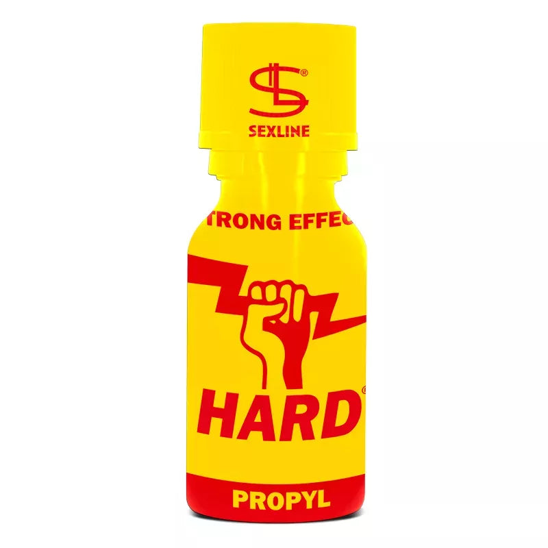 On voit sur un fond blanc un flacon de poppers jaune et rouge dont le nom est Hard. On voit aussi dessiné dessus une main fermée qui tient un éclair rouge.