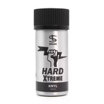 on voit sur un fond blanc un flacon en aluminium couleur argenté d'un poppers dont le nom est Hard Xtreme. Il y a une image en noir dessus d'une main fermée tenant un éclair noir.