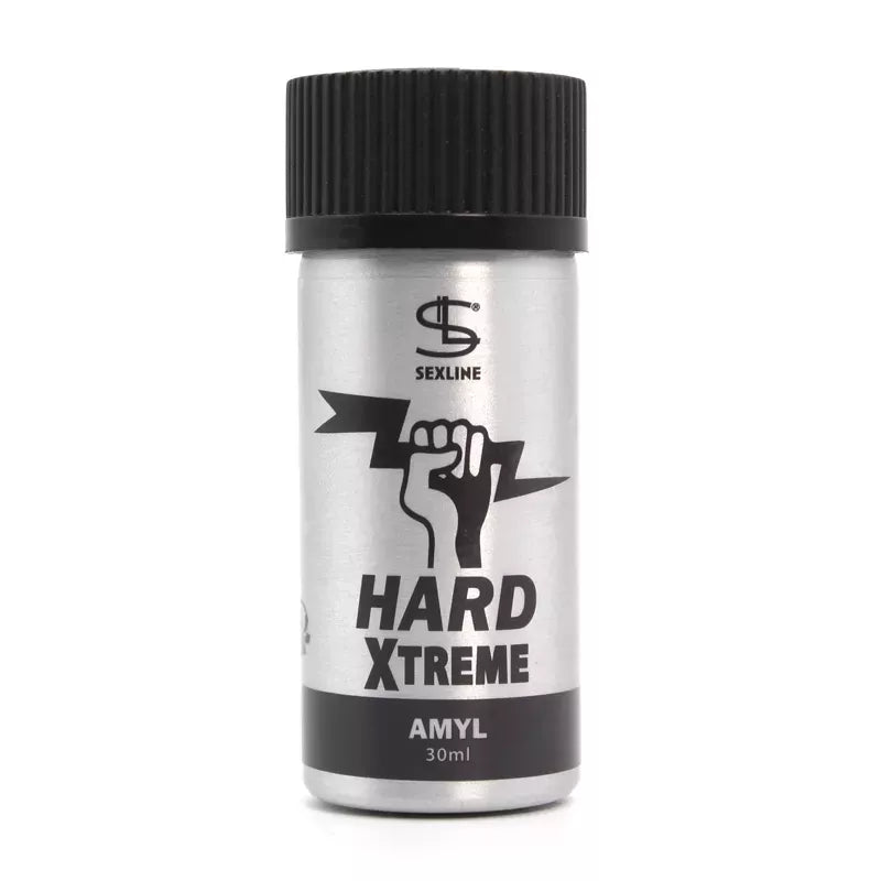 on voit sur un fond blanc un flacon en aluminium couleur argenté d'un poppers dont le nom est Hard Xtreme. Il y a une image en noir dessus d'une main fermée tenant un éclair noir.