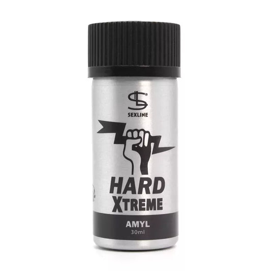 on voit sur un fond blanc un flacon en aluminium couleur argenté d'un poppers dont le nom est Hard Xtreme. Il y a une image en noir dessus d'une main fermée tenant un éclair noir.