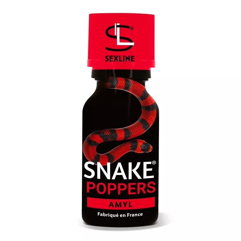On voit sur un fond blanc un flacon de poppers dont le nom est Snake poppers. Le flacon est noir et rouge avec une photo d'un serpent noir et rouge dessus.