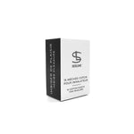 on voit sur un fond blanc un paquet de 15 mèches en coton pour inhalateur de poppers. Le paquet semble en carton, il est noir et blanc
