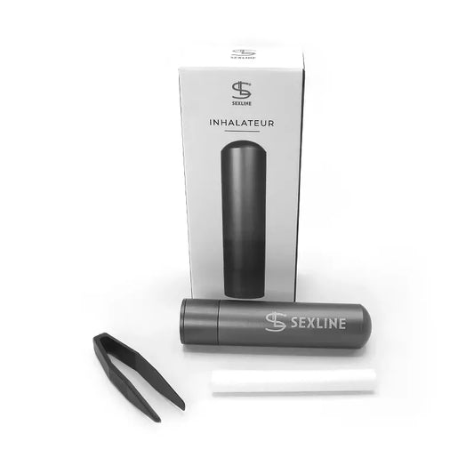 on voit sur un fond blanc une boite en carton blanche avec l'image du produit dessus en gris foncé. Le produit est un inhalateur de poppers il contient une mèche en coton qu'on voit sur la photo et une pince à épiler noire.