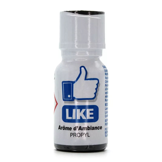 On voit sur un fond blanc un flacon de poppers dont le nom est Like. Le flacon est blanc et bleu il y a un pouce bleu et bleu au-dessus du nom du poppers.
