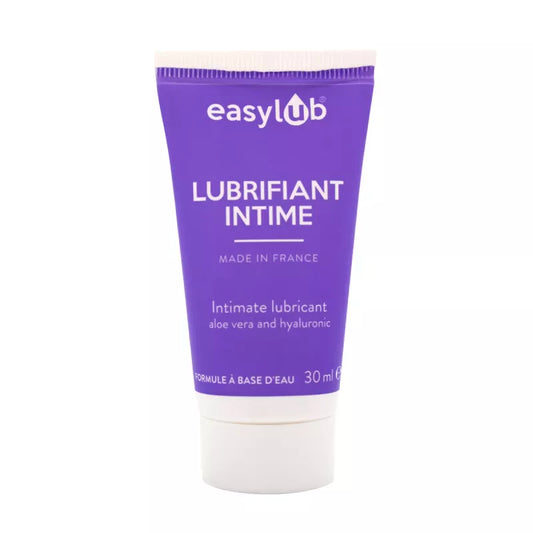 on voit sur un fond blanc un flacon en plastique d'un lubrifiant intime fabriqué en France, le flacon est blanc et violet.