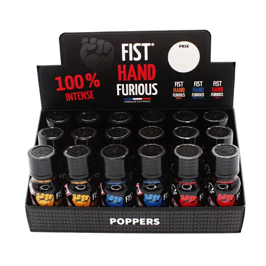 on voit sur un fond blanc un présentoir en carton de poppers dont le nom est Fist Hand Furious. Le carton est noir on voit dedans plusieurs flacons de 3 poppers différents jaune, rouge et bleu.