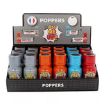 on voit sur un fond blanc un présentoir en carton du poppers Pop me Up. Il y a plusieurs flacon gris, orange, bleu et rouge.