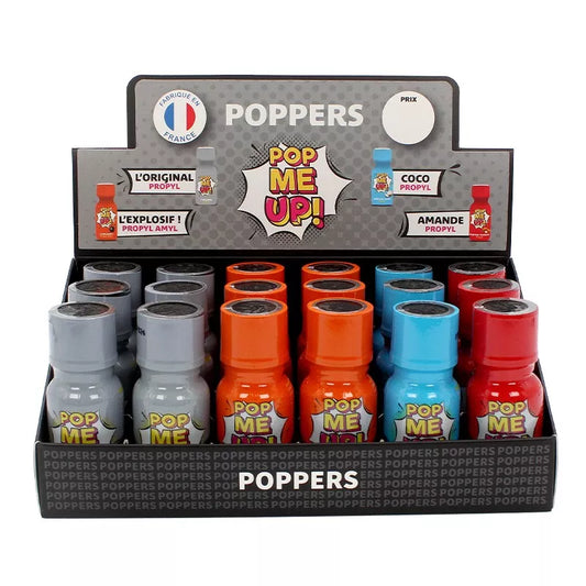 on voit sur un fond blanc un présentoir en carton du poppers Pop me Up. Il y a plusieurs flacon gris, orange, bleu et rouge.