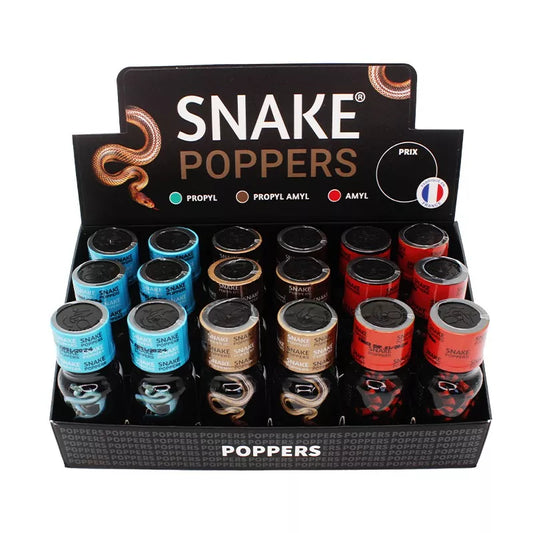 on voit sur un fond blanc un présentoir en carton de poppers. Le carton est noir avec un serpent en photo dessus marron. Il y a plusieurs flacons de poppers à l'intérieur de couleur bleu doré et rouge