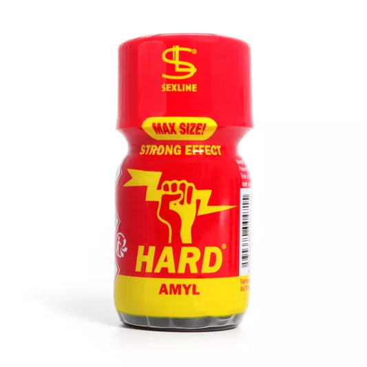 on voit sur un fond blanc un flacon large de poppers rouge avec des écritures jaunes. Le nom est Hard et on voit une main fermée jaune tenant un éclair.