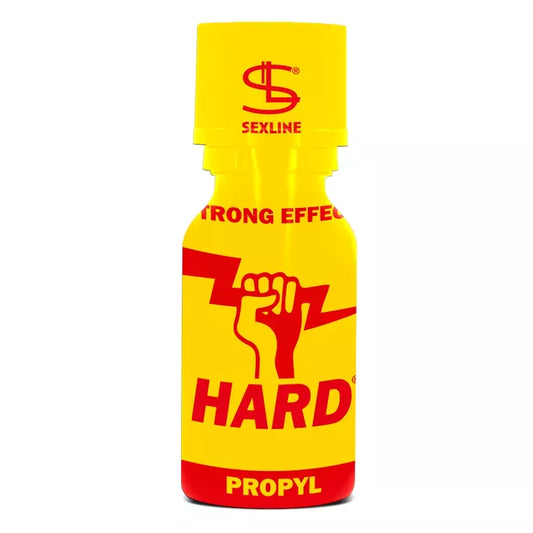 On voit sur un fond blanc un flacon de poppers jaune et rouge dont le nom est Hard. On voit aussi dessiné dessus une main fermée qui tient un éclair rouge.