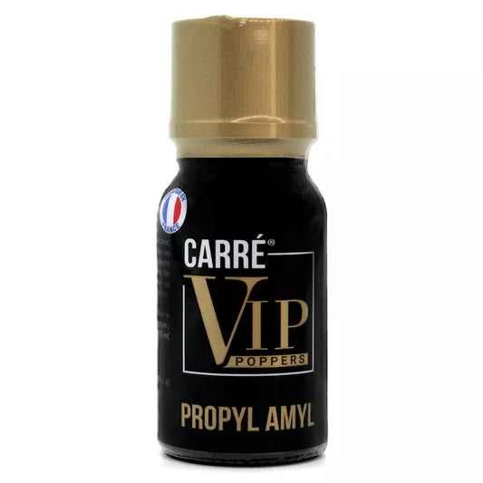 on voit sur un fond blanc un flacon noir et doré d'un poppers ont le nom est VIP Poppers. Le nom est noté sur le flacon.
